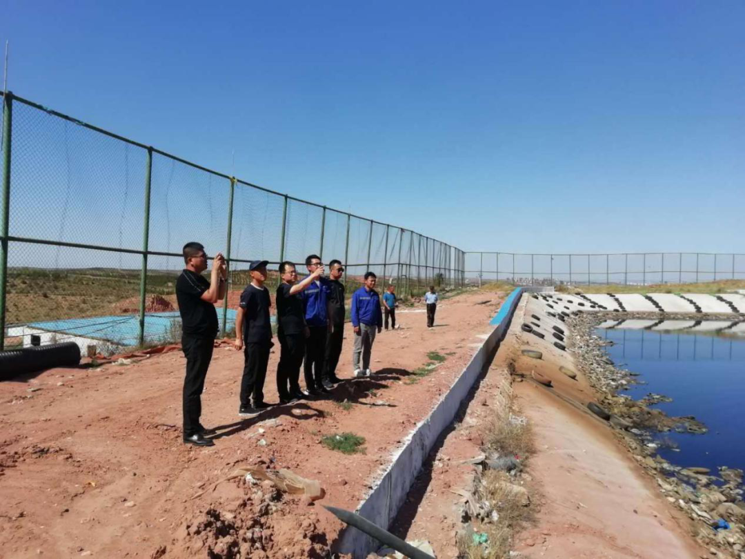 內(nèi)蒙環(huán)投呂總陪同康巴什區(qū)公用局局長及環(huán)保局各領(lǐng)導(dǎo)蒞臨碩特環(huán)?？蛋褪矃^(qū)項目現(xiàn)場考察